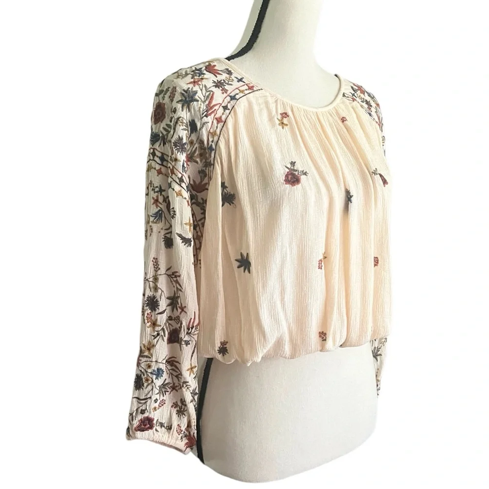 Boho Free People Floral Embroidered Shirt Elastic waist top. Size SP.